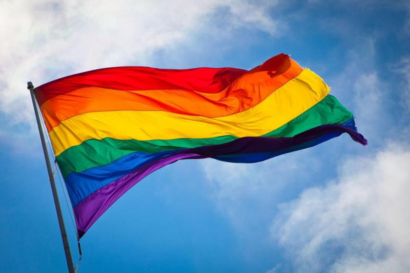 drapeau-gay-au-vent.jpg