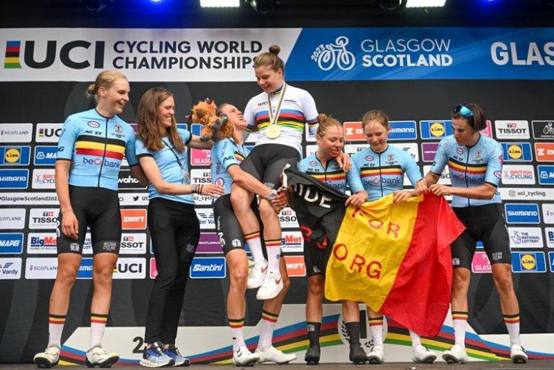 Equipe belge fête Lotte à Glasgow 2023.jpg