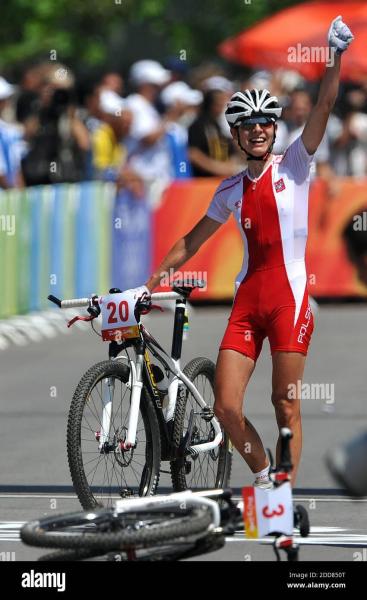 no-film-no-video-no-tv-no-documentary-maja-wloszczowska-of-poland-celebrates-after-winning-silver-in-the-w...of-the-xxix-olympiad-in-beijing-china-on-august-23-2008-photo-by-joe-rimkus-jrmiami-heraldmctcameleonabacapresscom-2DD850T.jpg