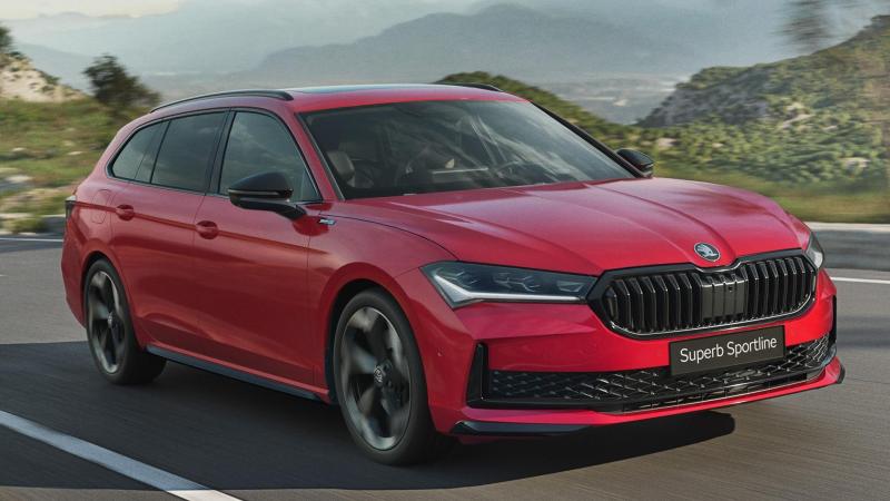 skoda-superb-sportline-rood-2024-3y-rood-combi-linksvoor-schuin-rijdend-weg.jpg